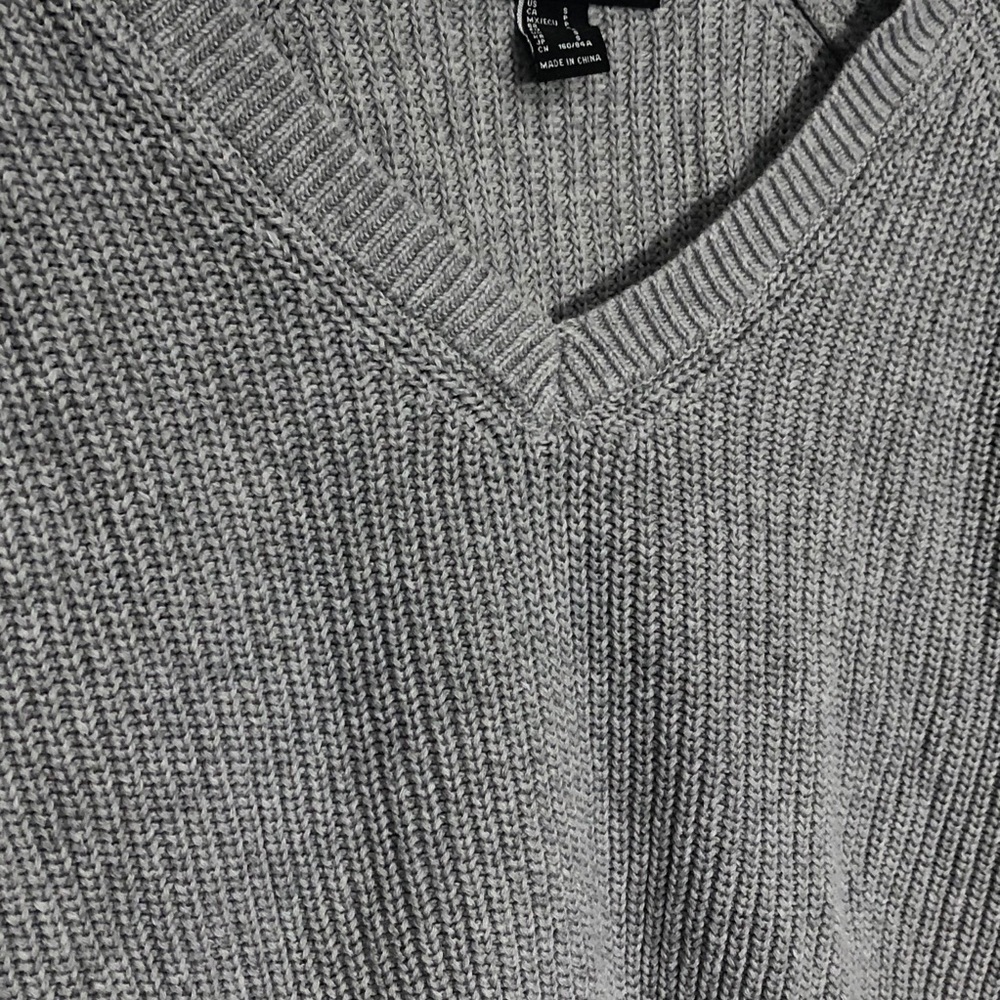 Forever 21 Gray Cropped V-Neck Knit Sweater Small - Picture 3 of 8